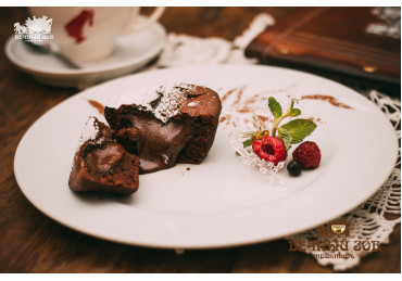 Теплый шоколадно-смородиновый пирог с взбитой деревенской сметанкой